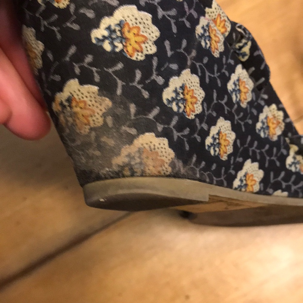 Adorable Wedge Sandals - Picture 6 of 7